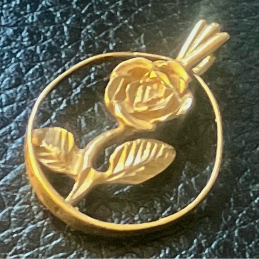 Elegant Gold Rose Pendant